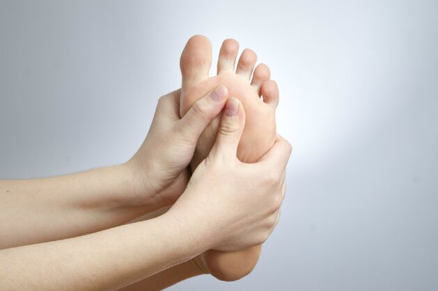 Itching in the foot due to toenail fungus