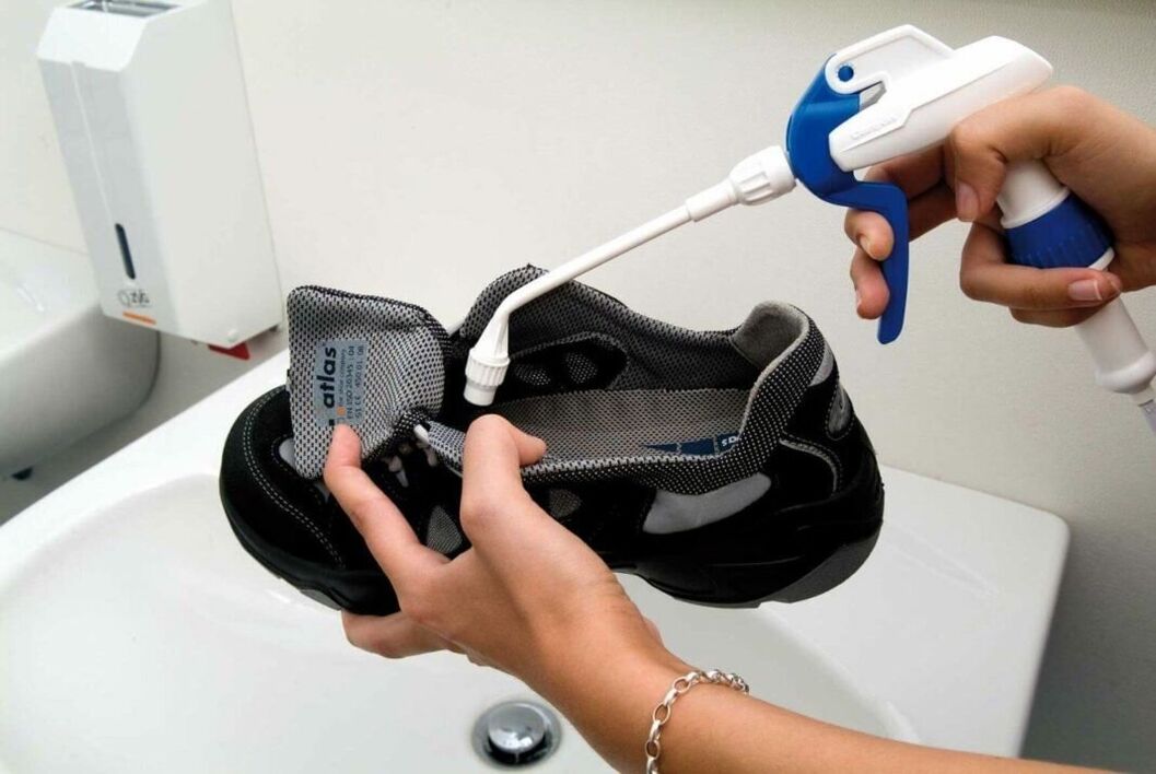 Clean shoes with fungus using a device